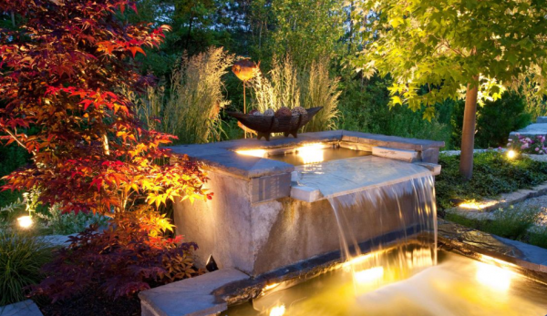 Taman berpadu bebatuan besar dan air terjun mini